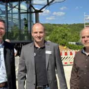 Landrat Florian Wiedemann, Betriebsleiter Uli Gesell und Architekt Marc Dalloul beim Richtfest. Foto: Bjarne Bahrs
