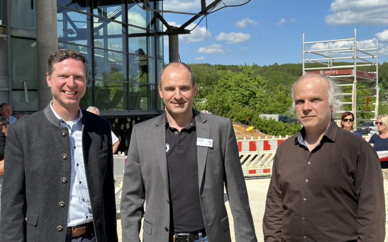 Landrat Florian Wiedemann, Betriebsleiter Uli Gesell und Architekt Marc Dalloul beim Richtfest. Foto: Bjarne Bahrs